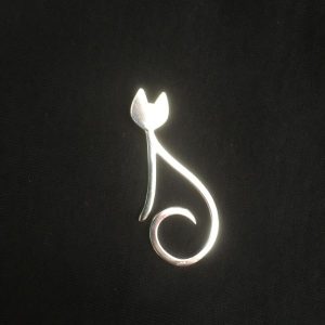 Silversmycke sittande katt